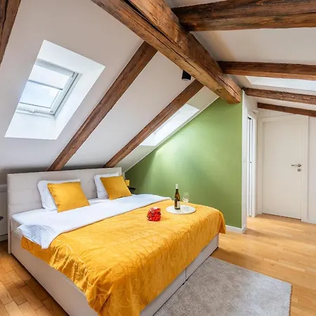 Duplex With Ac In Center Prag